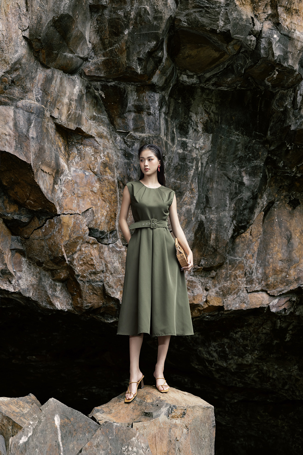 Đầm xòe sát nách phối thắt lưng