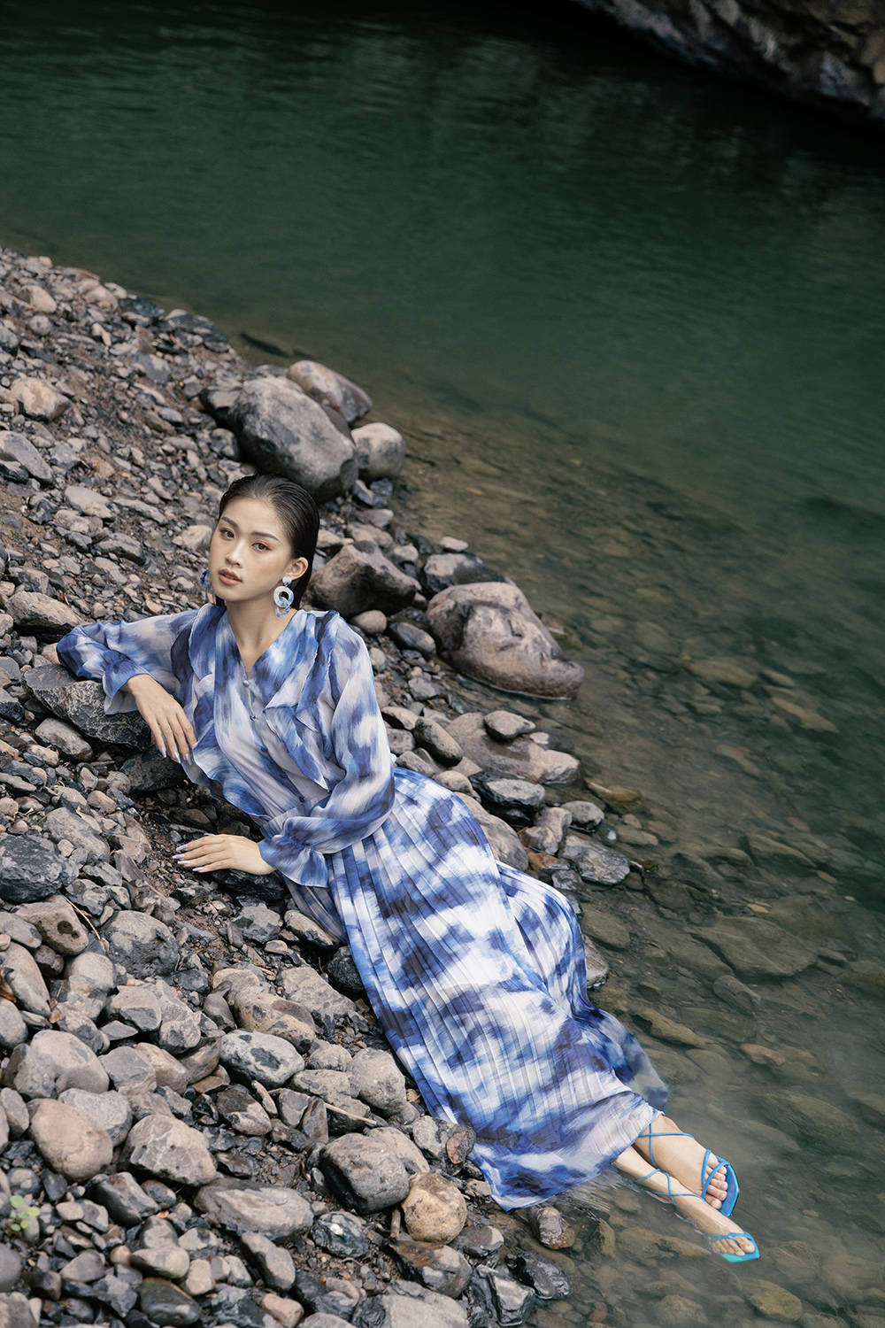 Chân váy midi xếp ly họa tiết loang màu