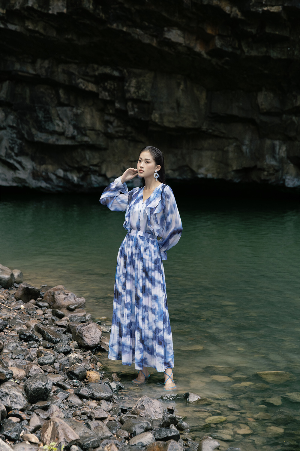 Chân váy midi xếp ly họa tiết loang màu