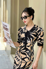Đầm công sở in hoạ tiết to bản dáng ôm