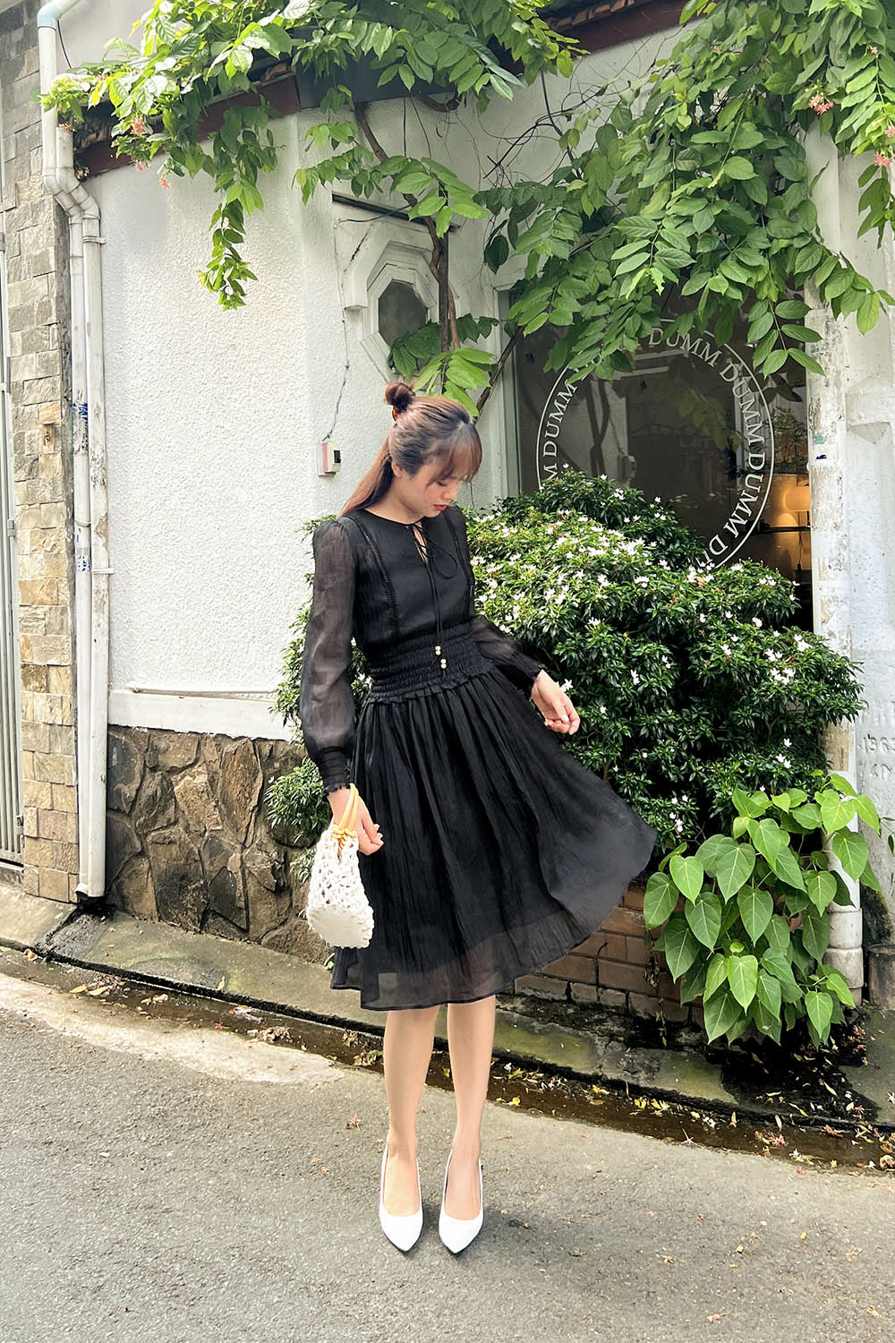 Đầm đen dáng xòe tay dài cổ phối nơ