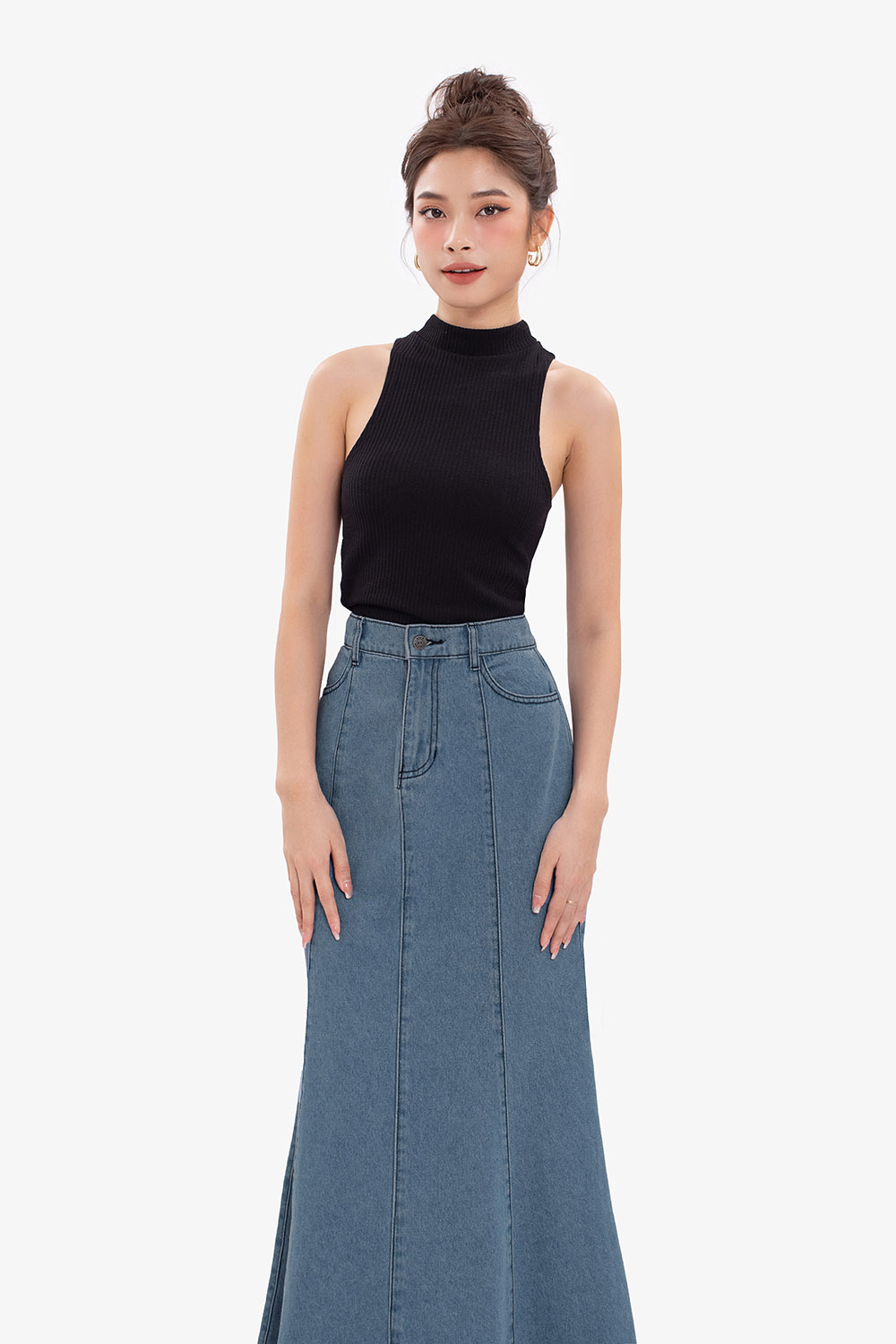 Áo thun nữ sát nách cổ lọ màu đen