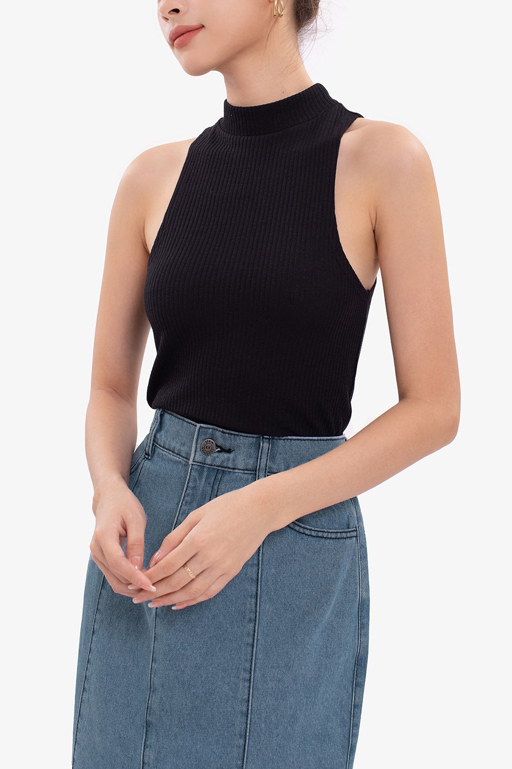 Áo thun nữ sát nách cổ lọ màu đen