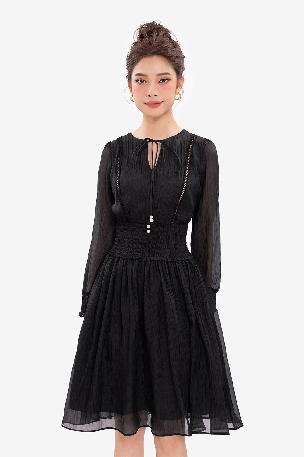 Đầm đen dáng xòe tay dài cổ phối nơ