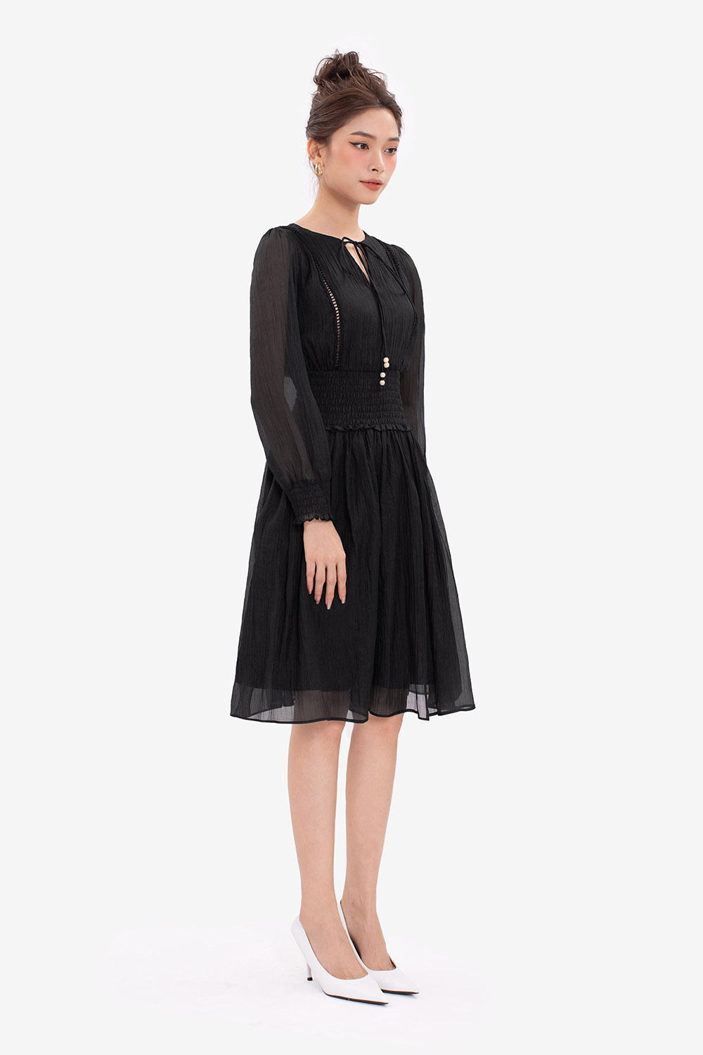 Đầm đen dáng xòe tay dài cổ phối nơ