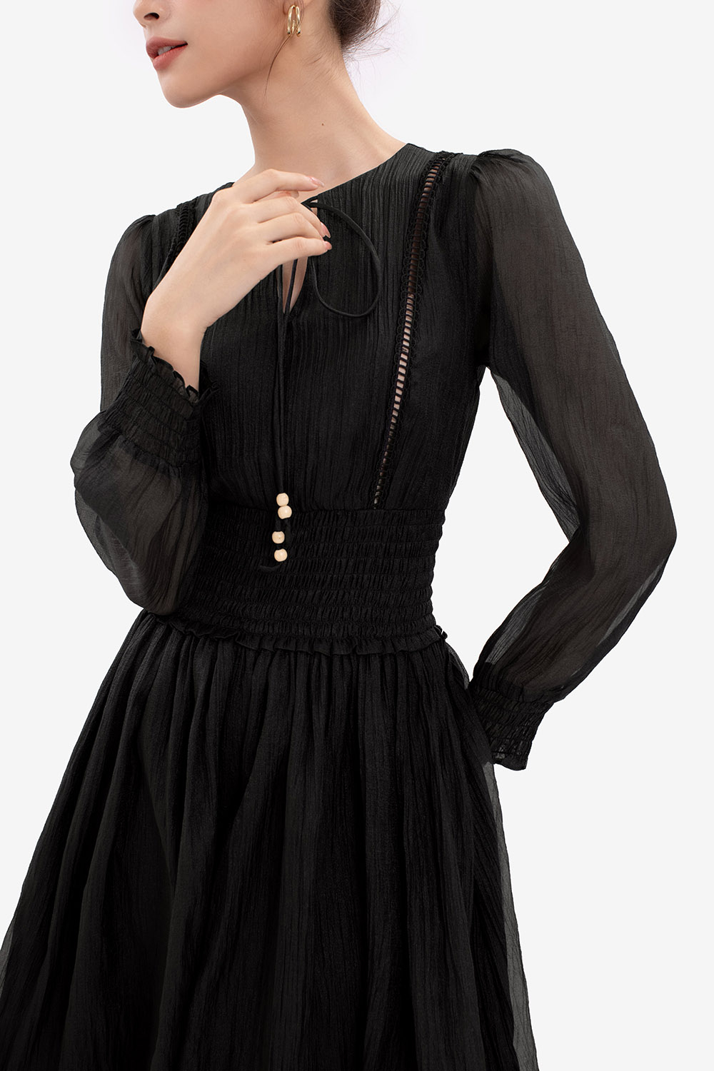 Đầm đen dáng xòe tay dài cổ phối nơ