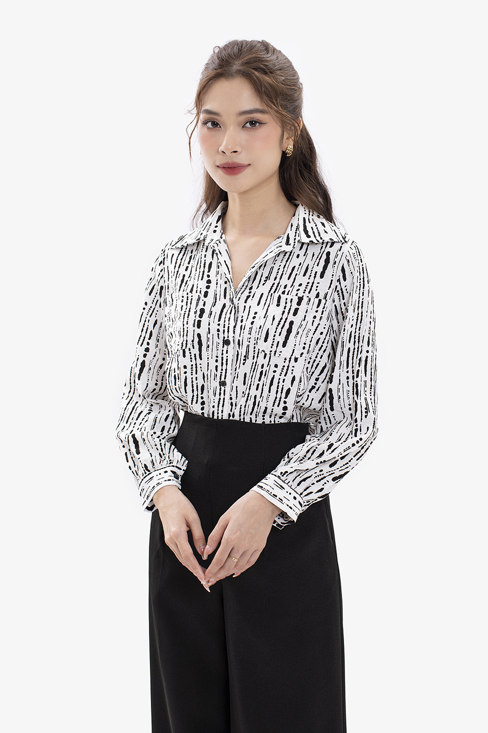 Áo sơ mi nữ tay dài hoạ tiết trắng đen