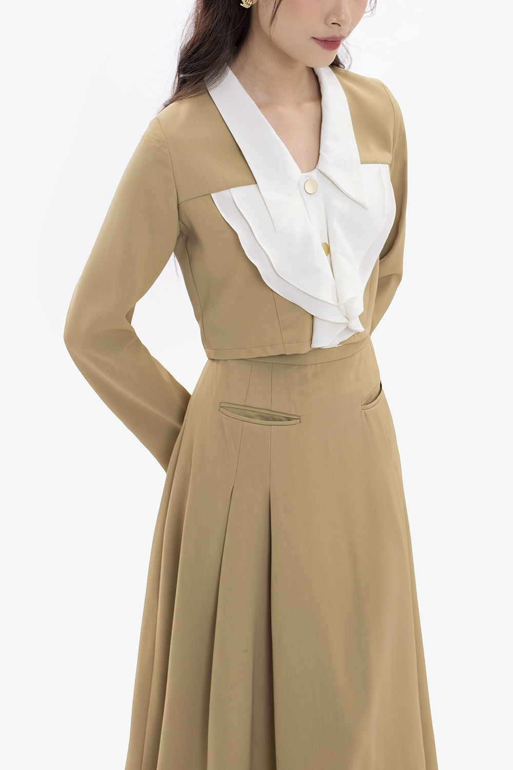 Áo kiểu cổ sen nhọn phối bèo tay dài