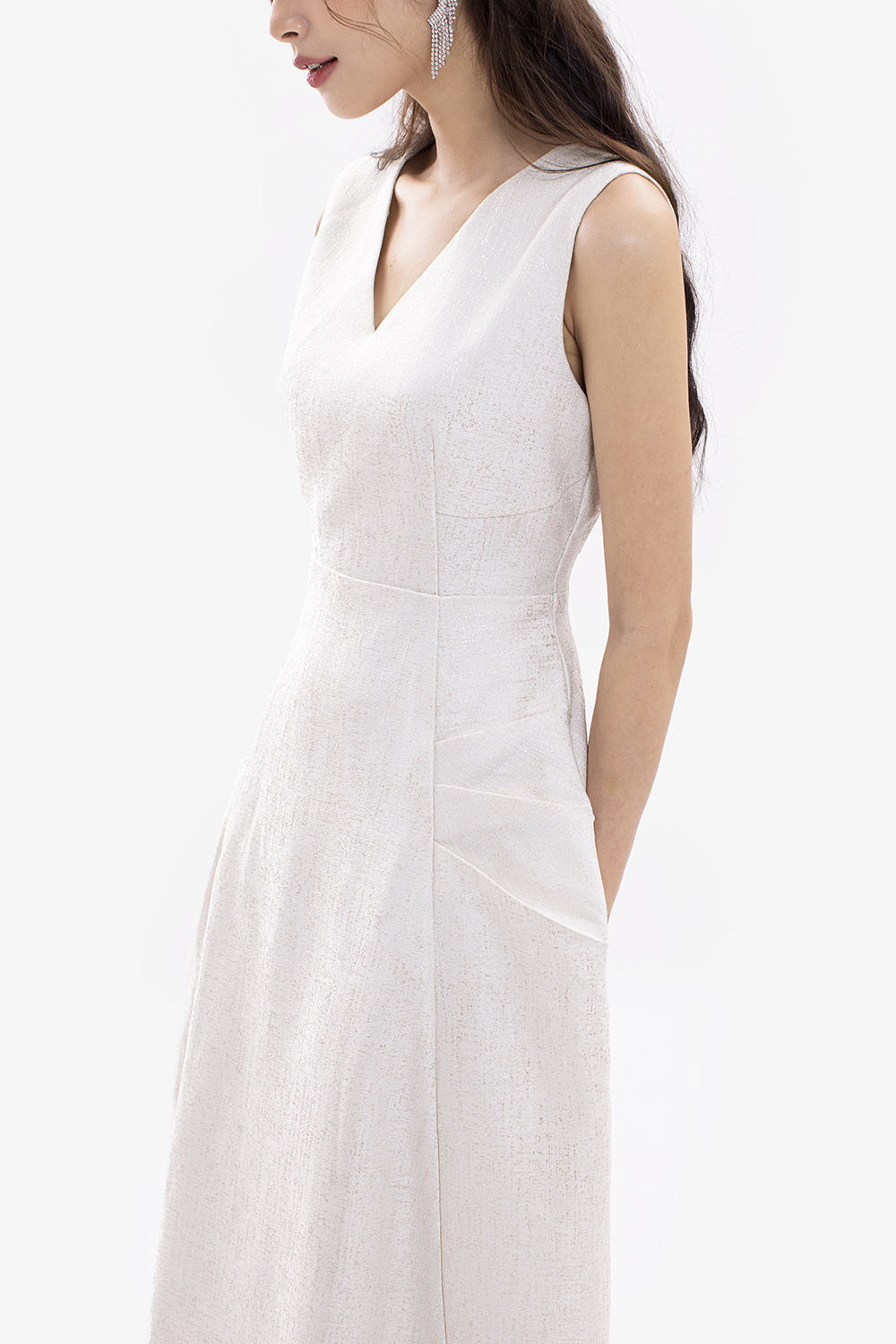 Đầm xòe trắng dự tiệc sát nách