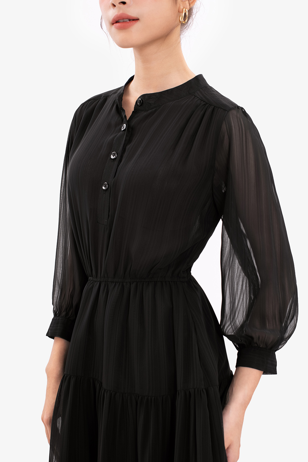 Đầm đen cổ trụ eo bo thun tay dài