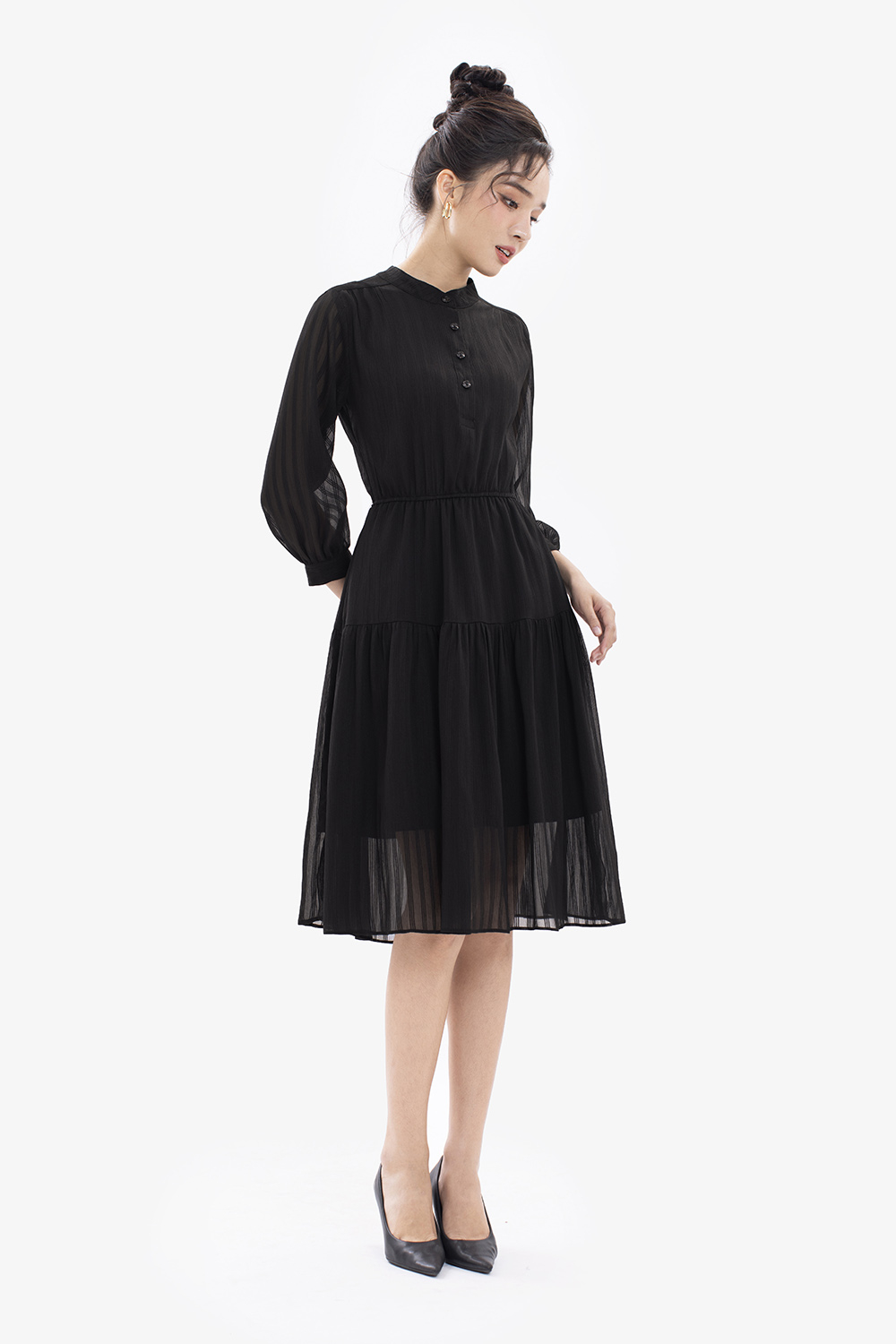 Đầm đen dáng xòe kẻ sọc tay dài