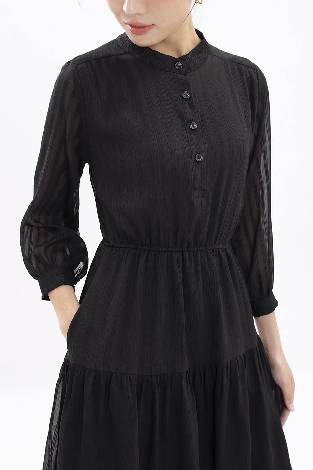 Đầm đen dáng xòe kẻ sọc tay dài