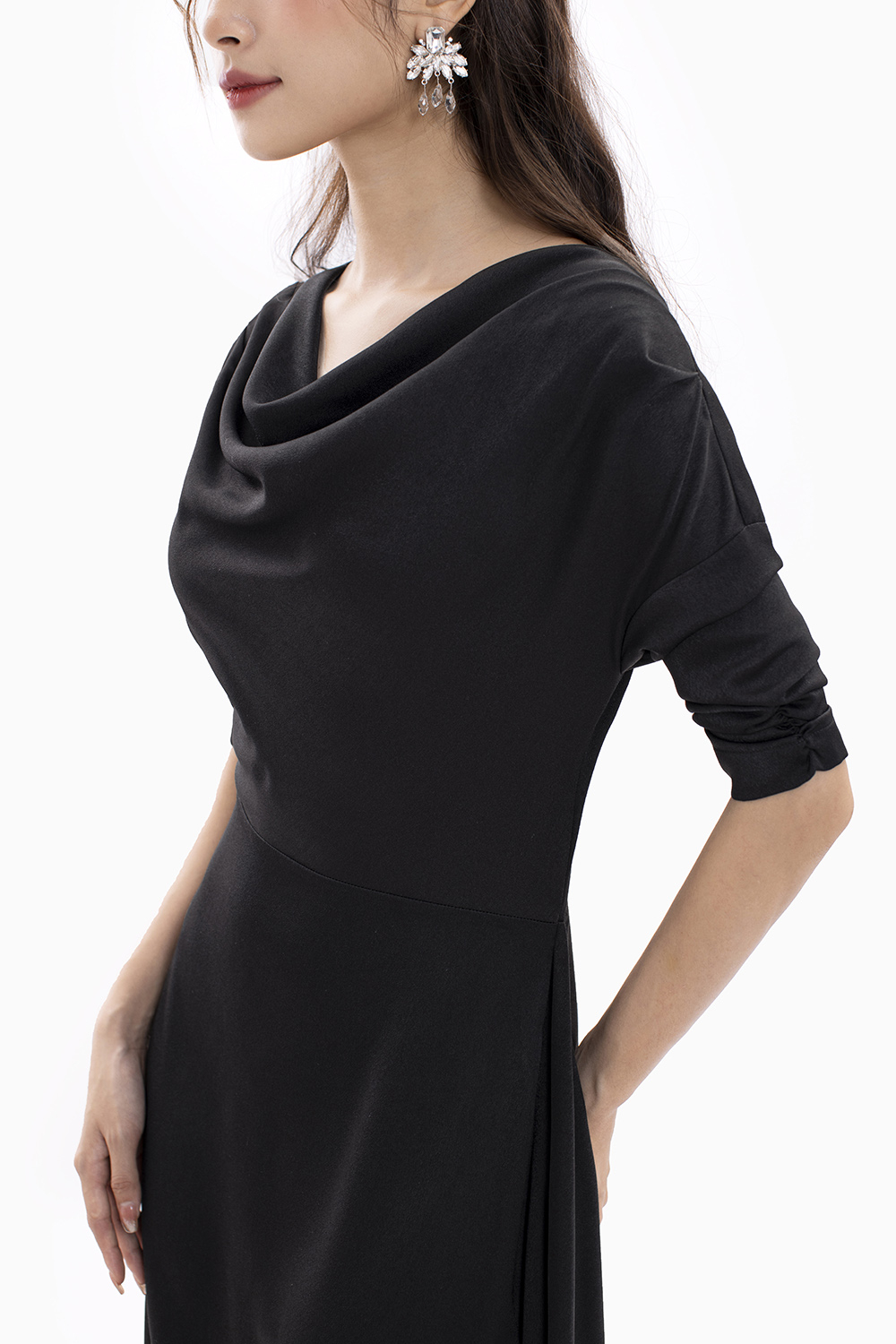 Đầm lụa đen cổ đổ dáng dài