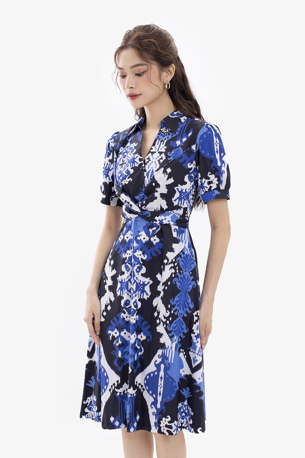 Đầm chữ A họa tiết cổ sơ mi xoắn eo