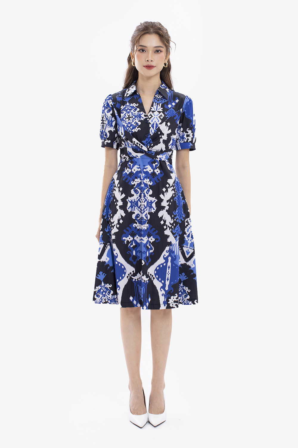 Đầm chữ A họa tiết cổ sơ mi xoắn eo