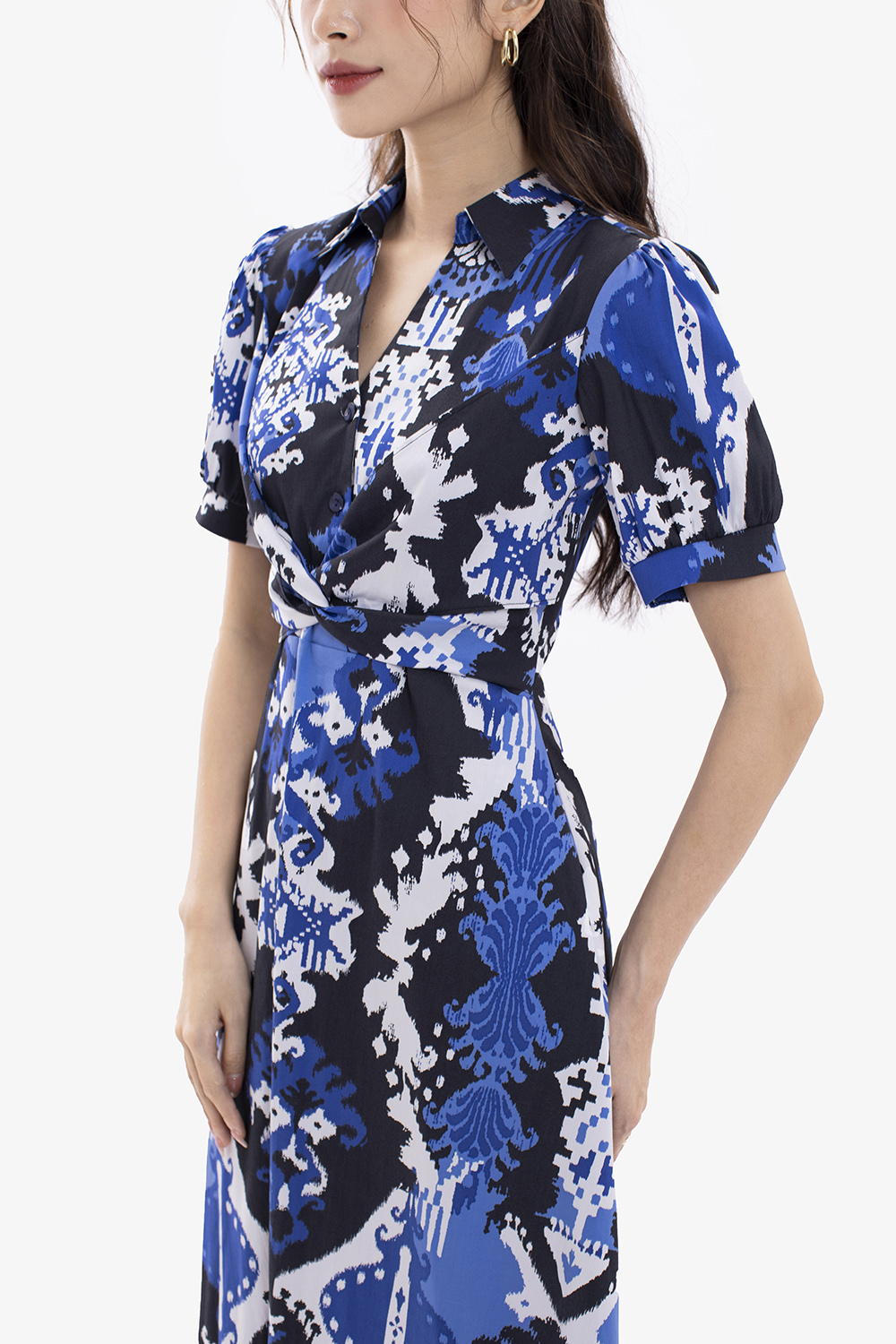 Đầm chữ A họa tiết cổ sơ mi xoắn eo