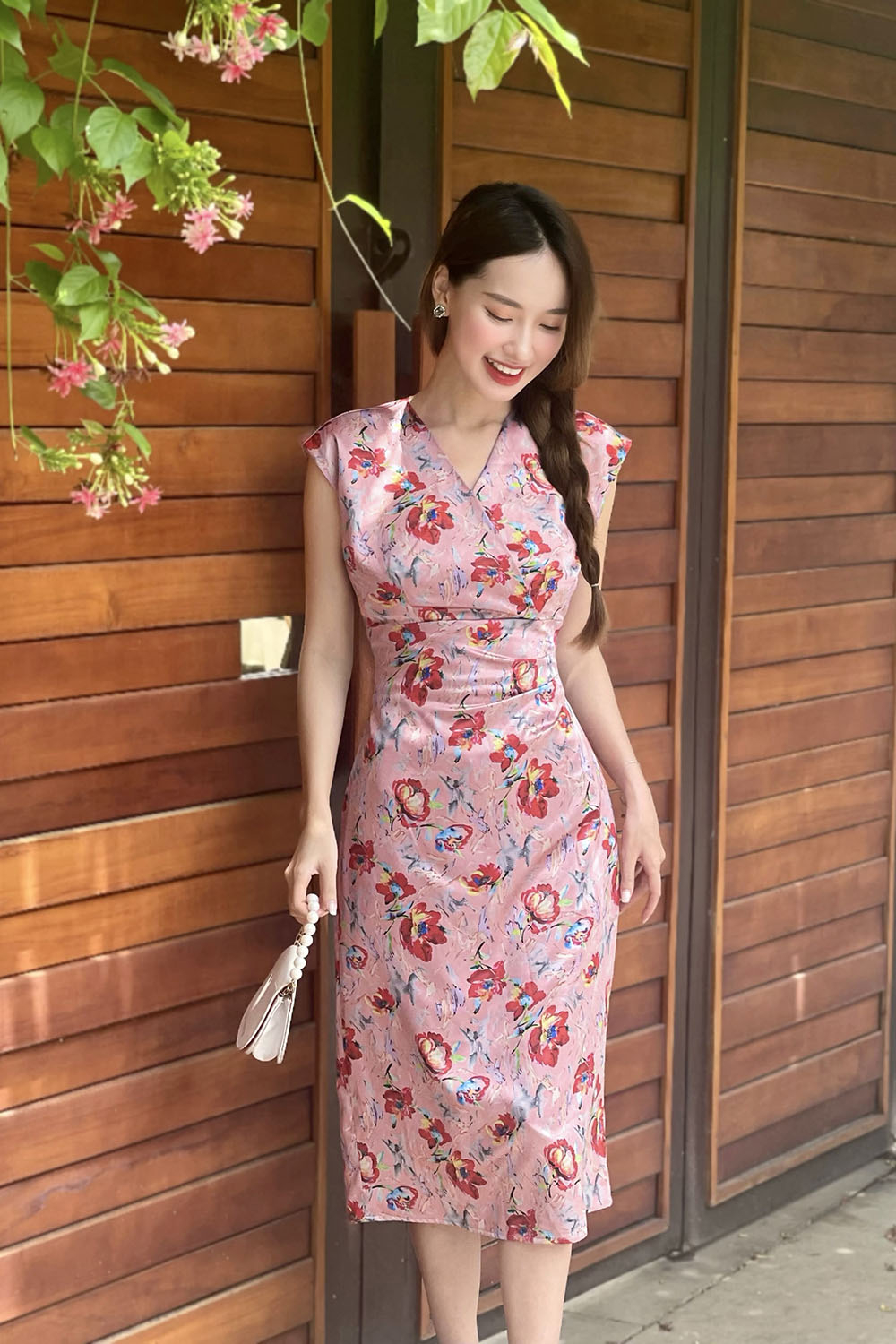 Đầm hoa dáng ôm nhẹ cổ chữ V sát nách