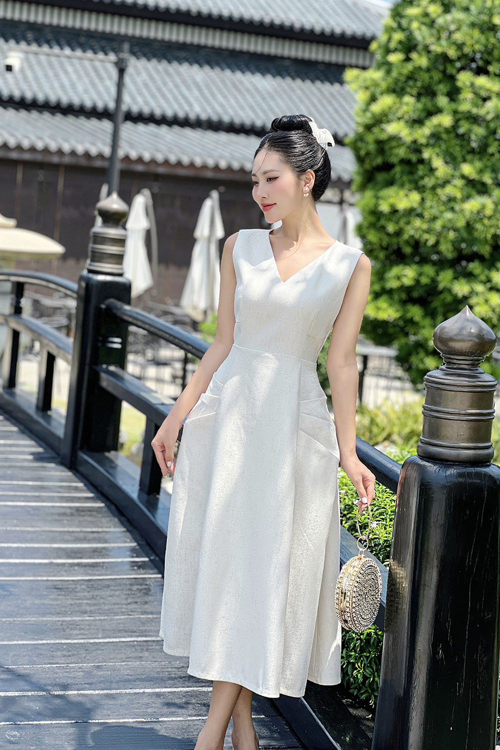 Đầm xòe trắng dự tiệc sát nách