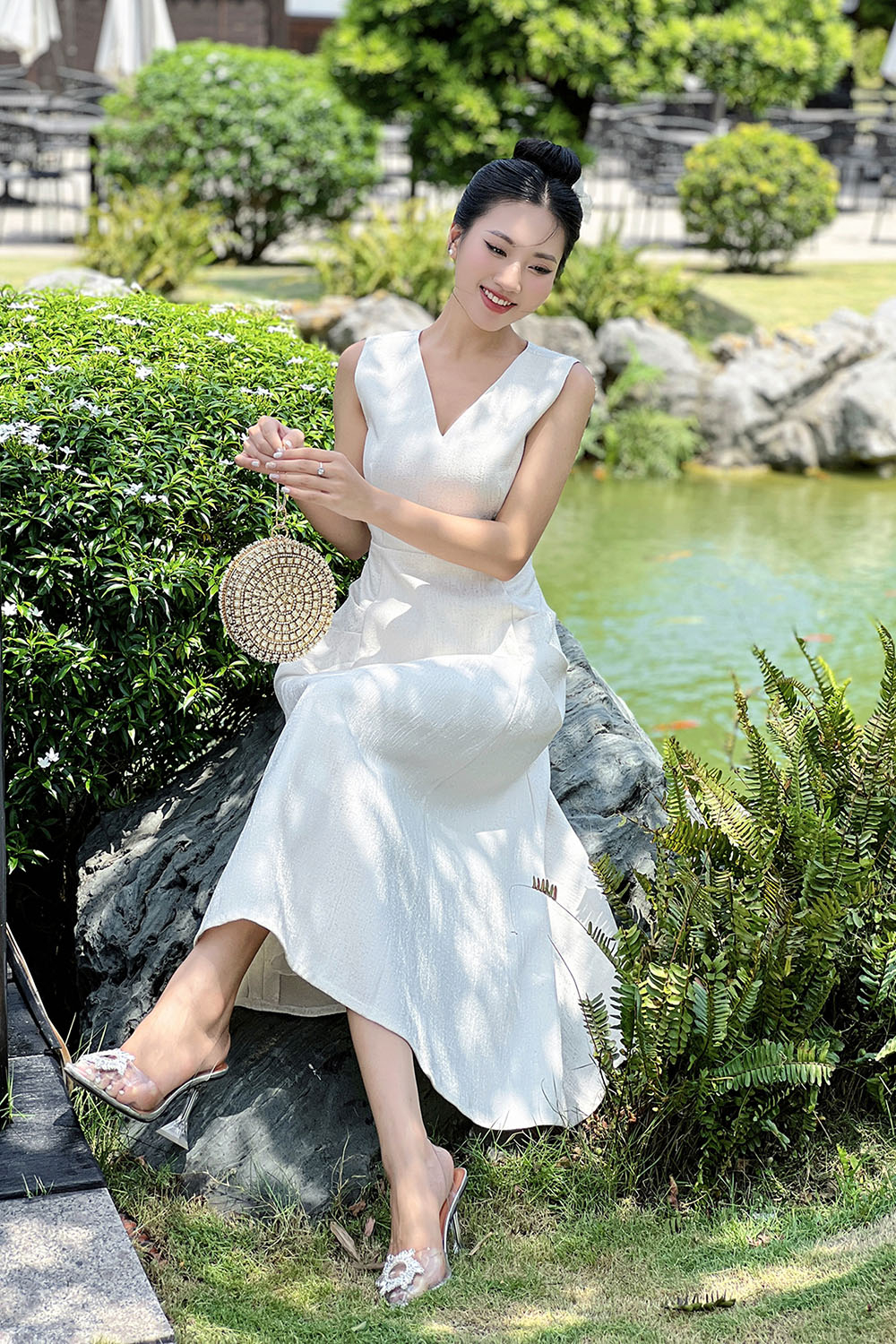 Đầm xòe trắng dự tiệc sát nách
