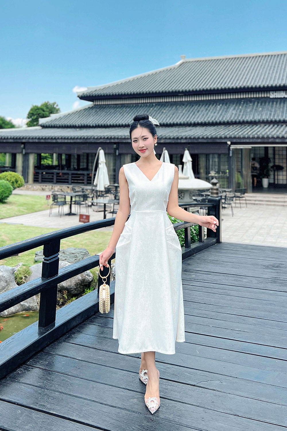 Đầm xòe trắng dự tiệc sát nách