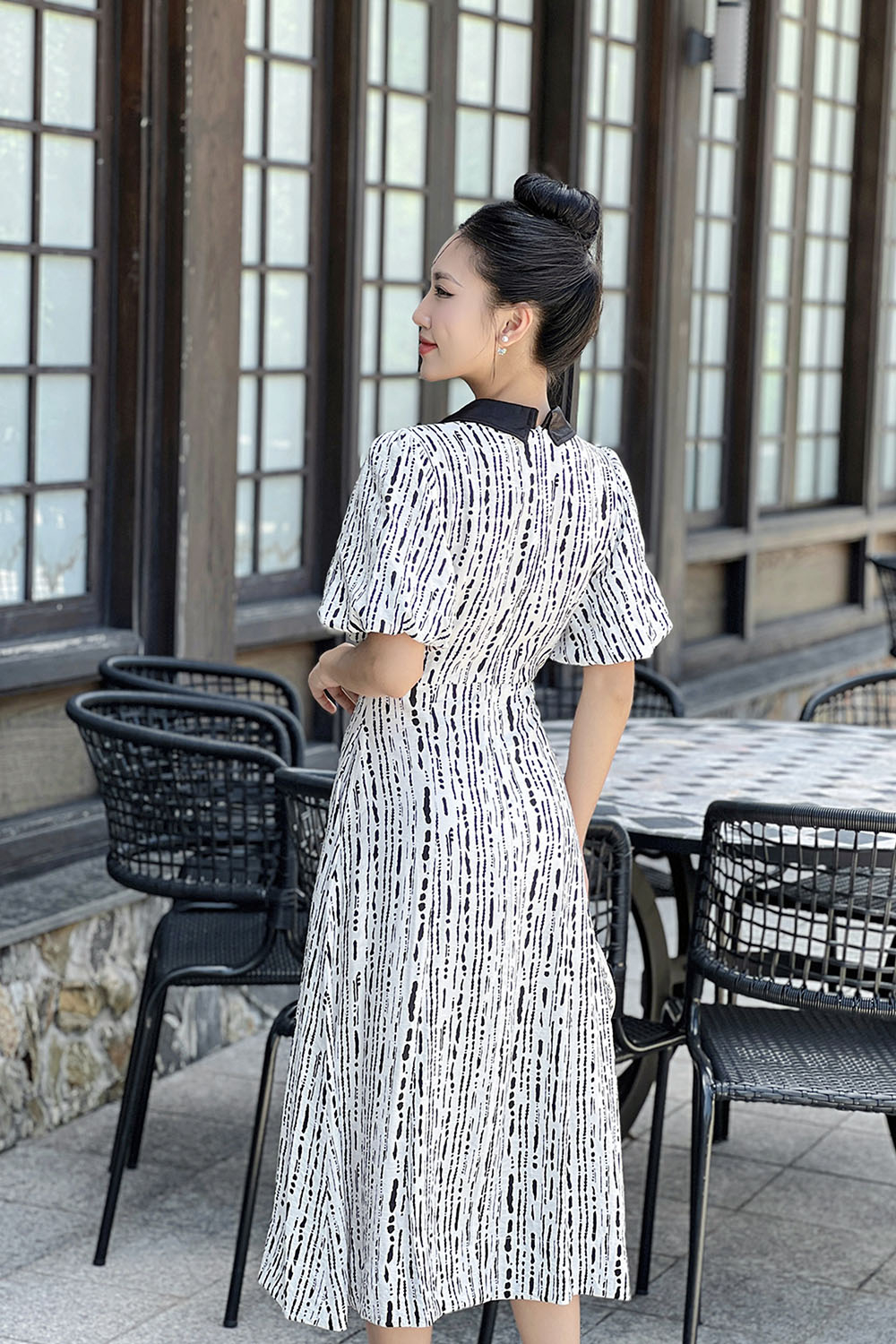 Đầm sơ mi công sở trắng dáng chữ a họa tiết đen