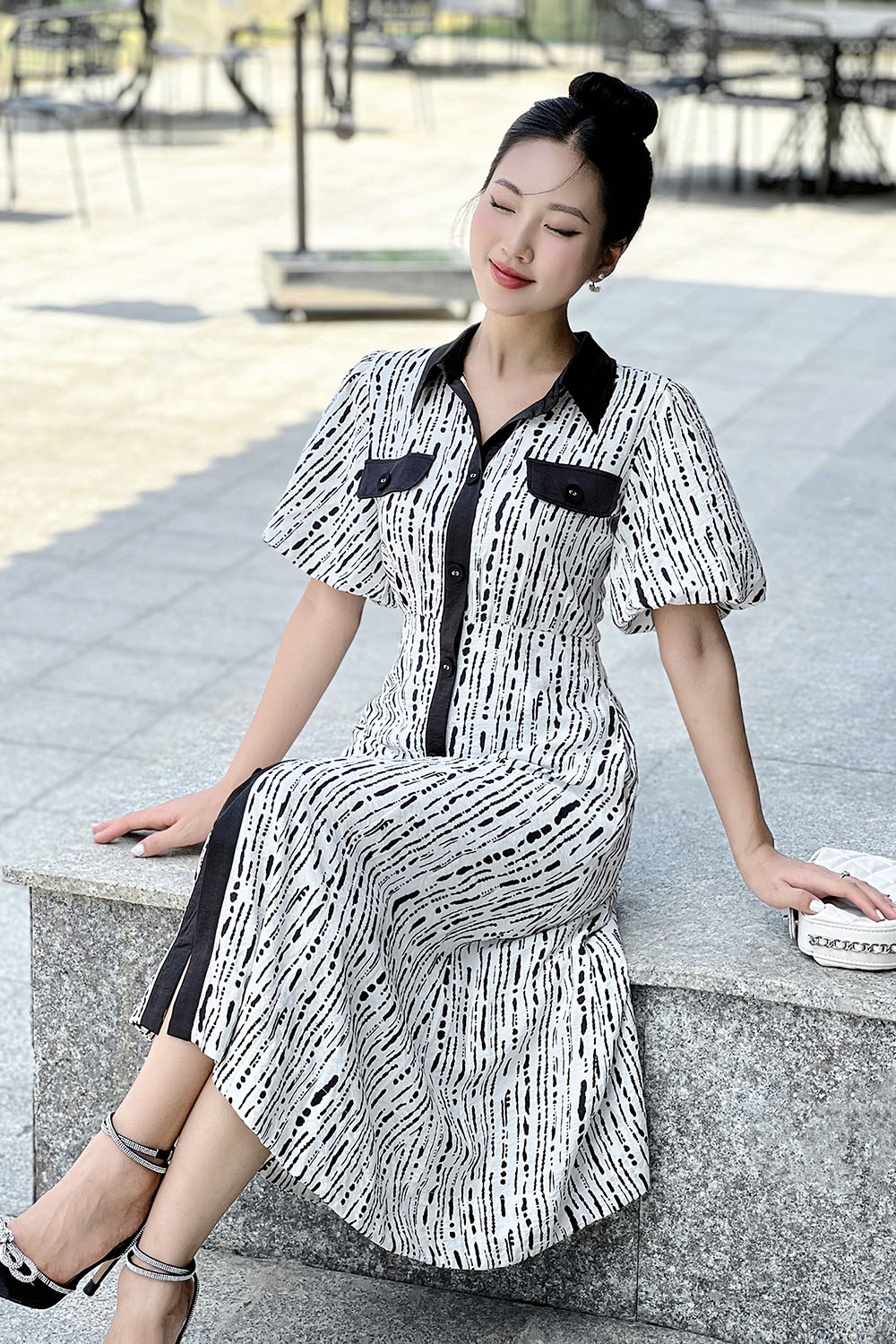 Đầm sơ mi công sở trắng dáng chữ a họa tiết đen