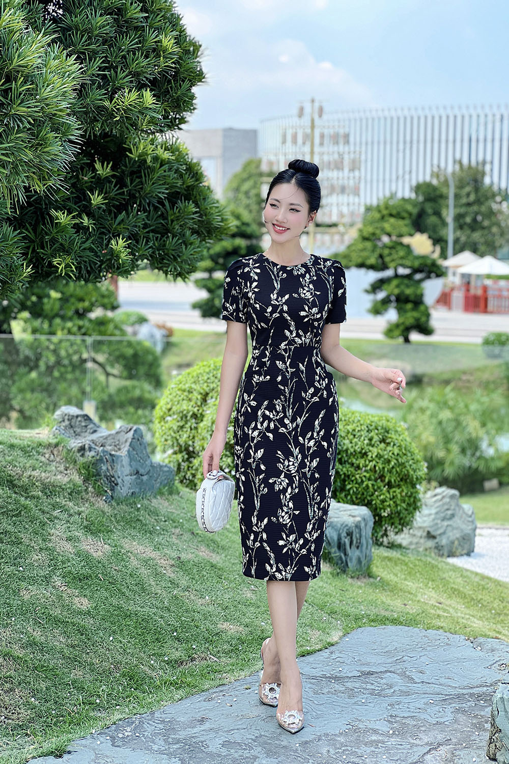 Đầm dáng ôm body họa tiết hoa tay ngắn