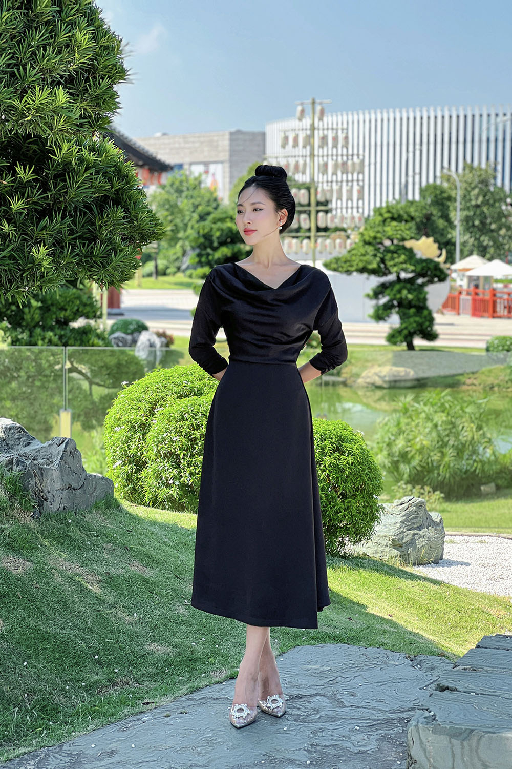 Đầm lụa đen cổ đổ dáng dài