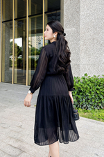 Đầm đen cổ trụ eo bo thun tay dài