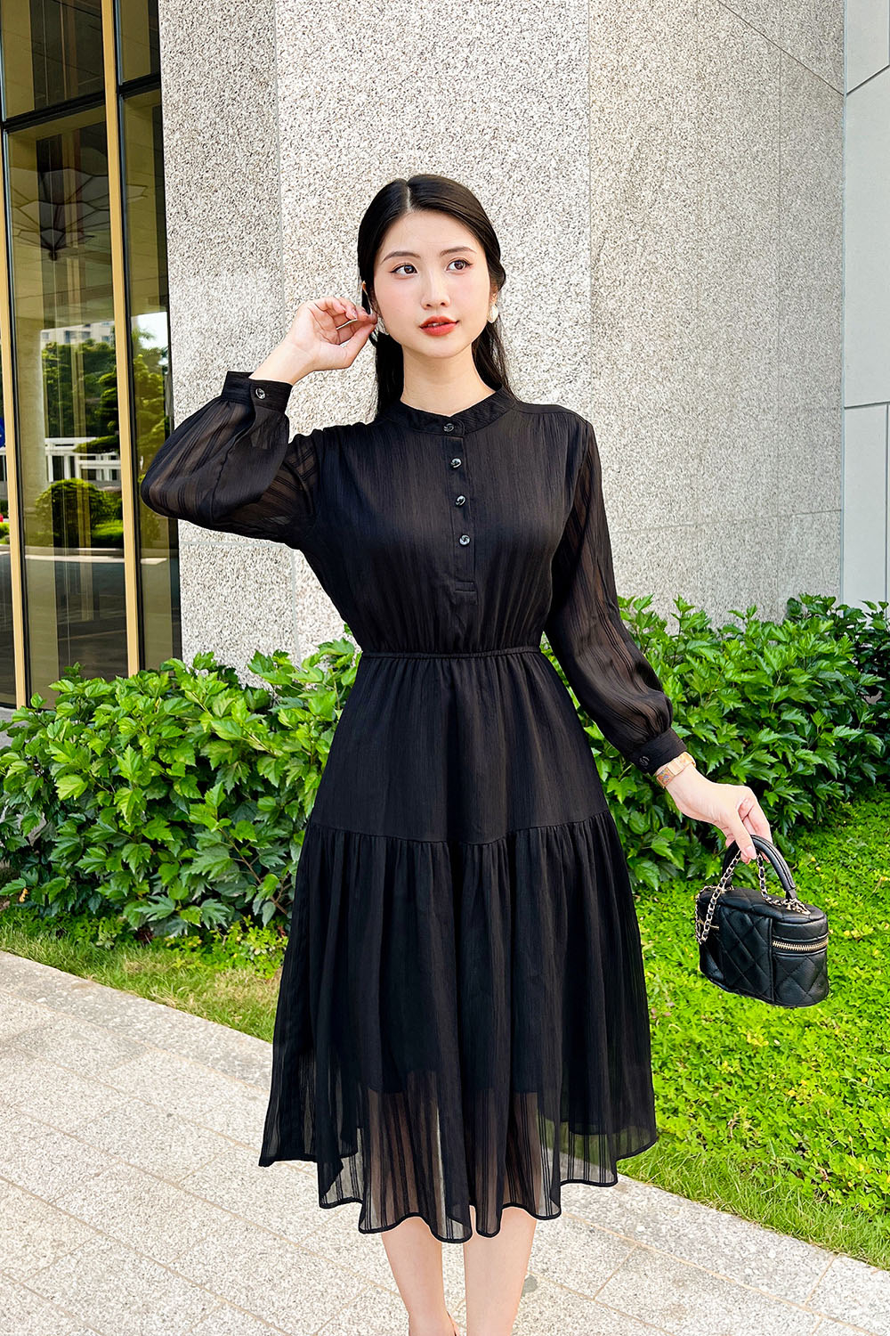 Đầm đen cổ trụ eo bo thun tay dài