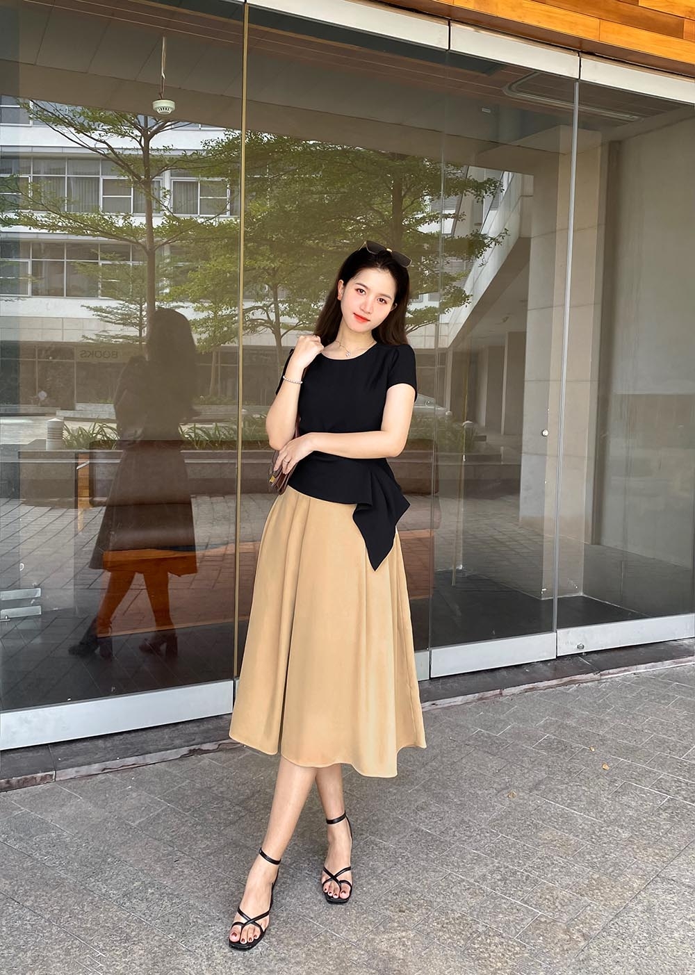 Chân váy công sở dáng xòe xếp ly màu kem