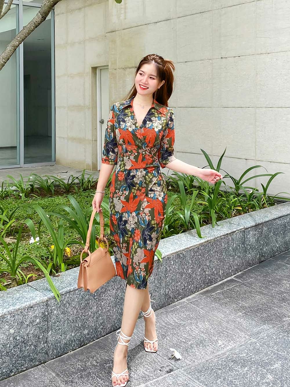 Đầm công sở kiểu wrap dress họa tiết hoa to