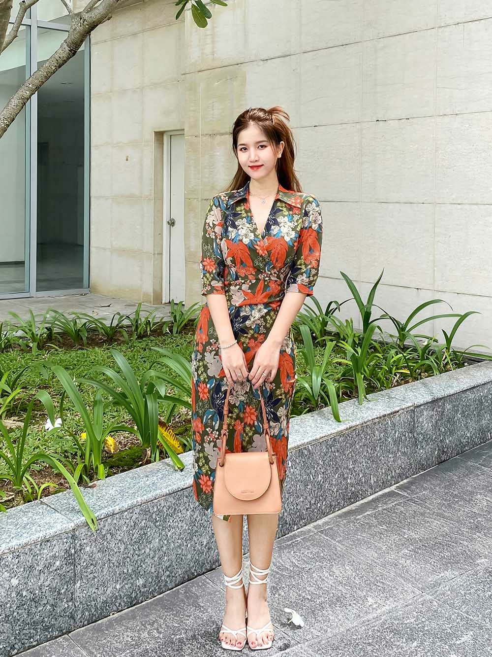 Đầm công sở kiểu wrap dress họa tiết hoa to