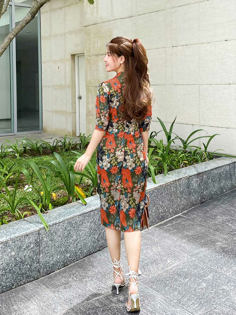 Đầm công sở kiểu wrap dress họa tiết hoa to