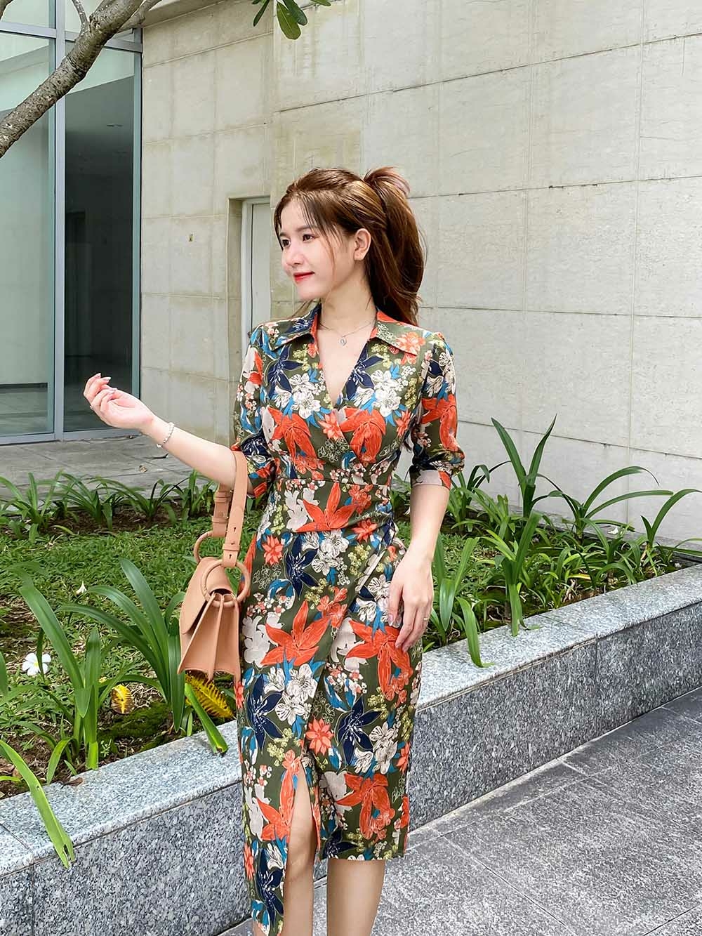 Đầm công sở kiểu wrap dress họa tiết hoa to