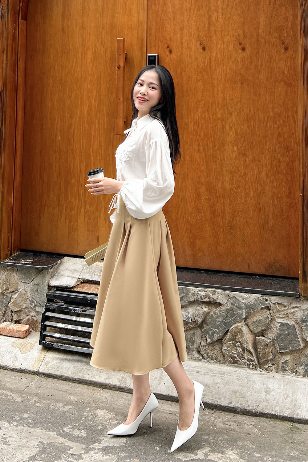 Chân váy công sở màu kem xếp ly