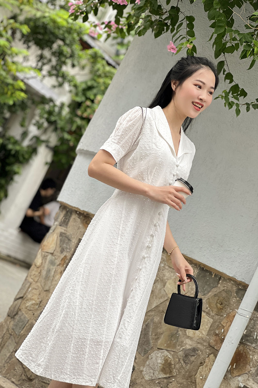 Đầm trắng công sở dáng xòe phối nút