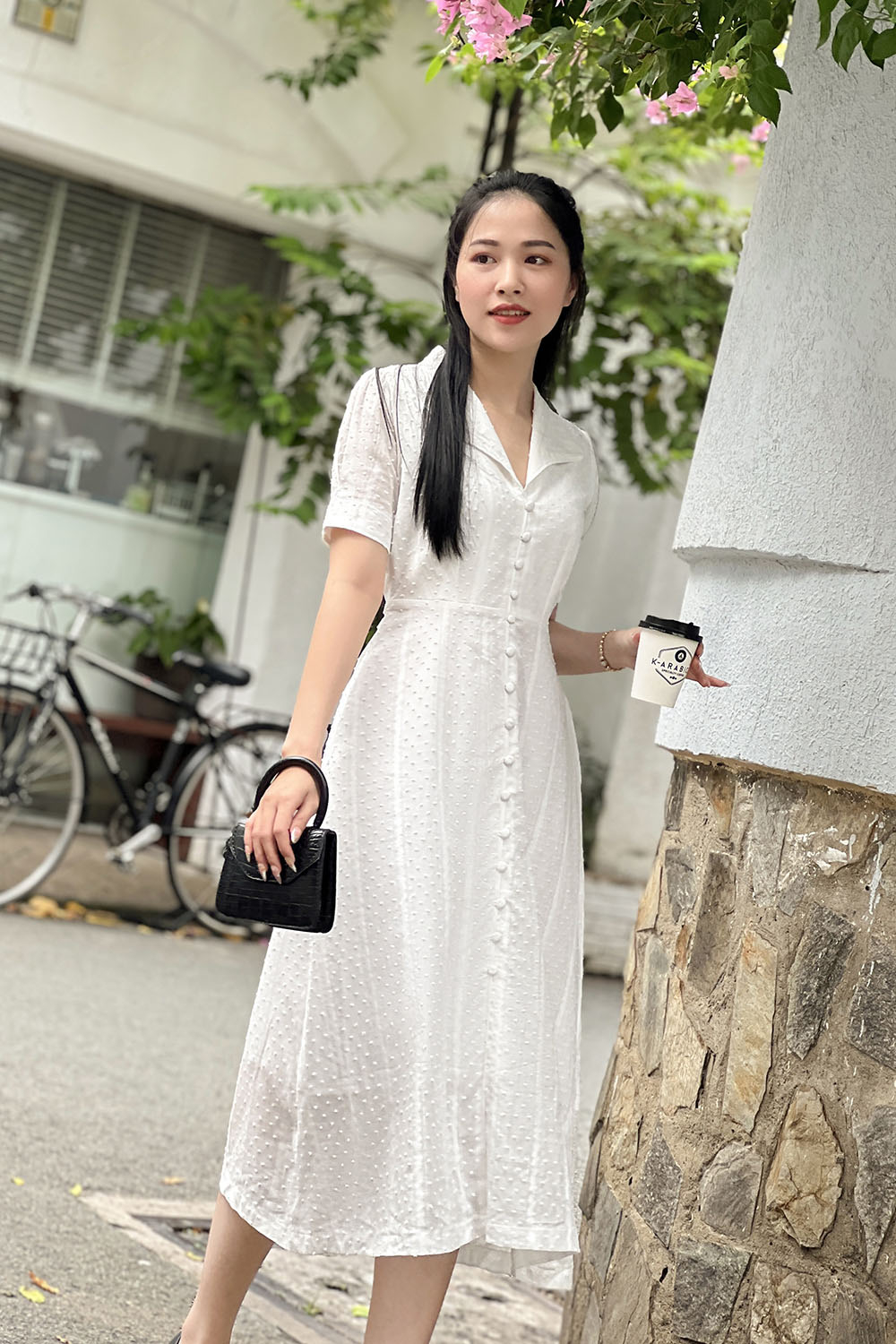 Đầm trắng công sở dáng xòe phối nút