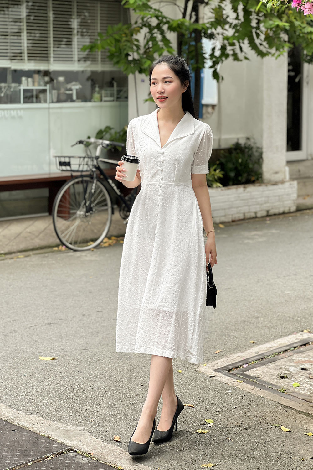 Đầm trắng công sở dáng xòe phối nút