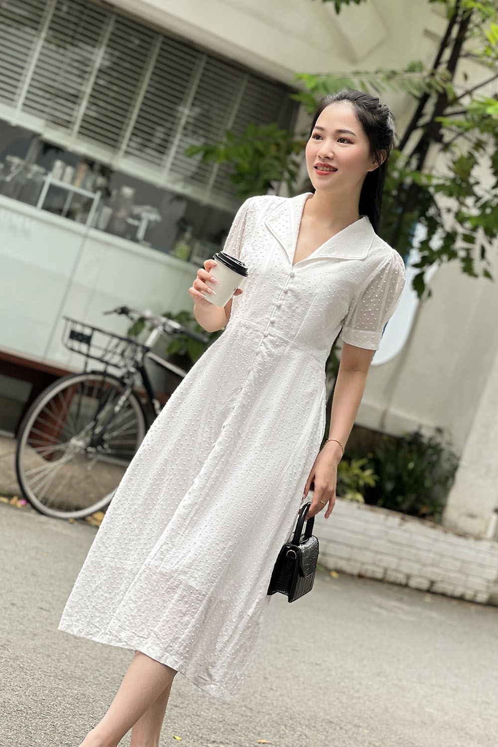 Đầm trắng công sở dáng xòe phối nút