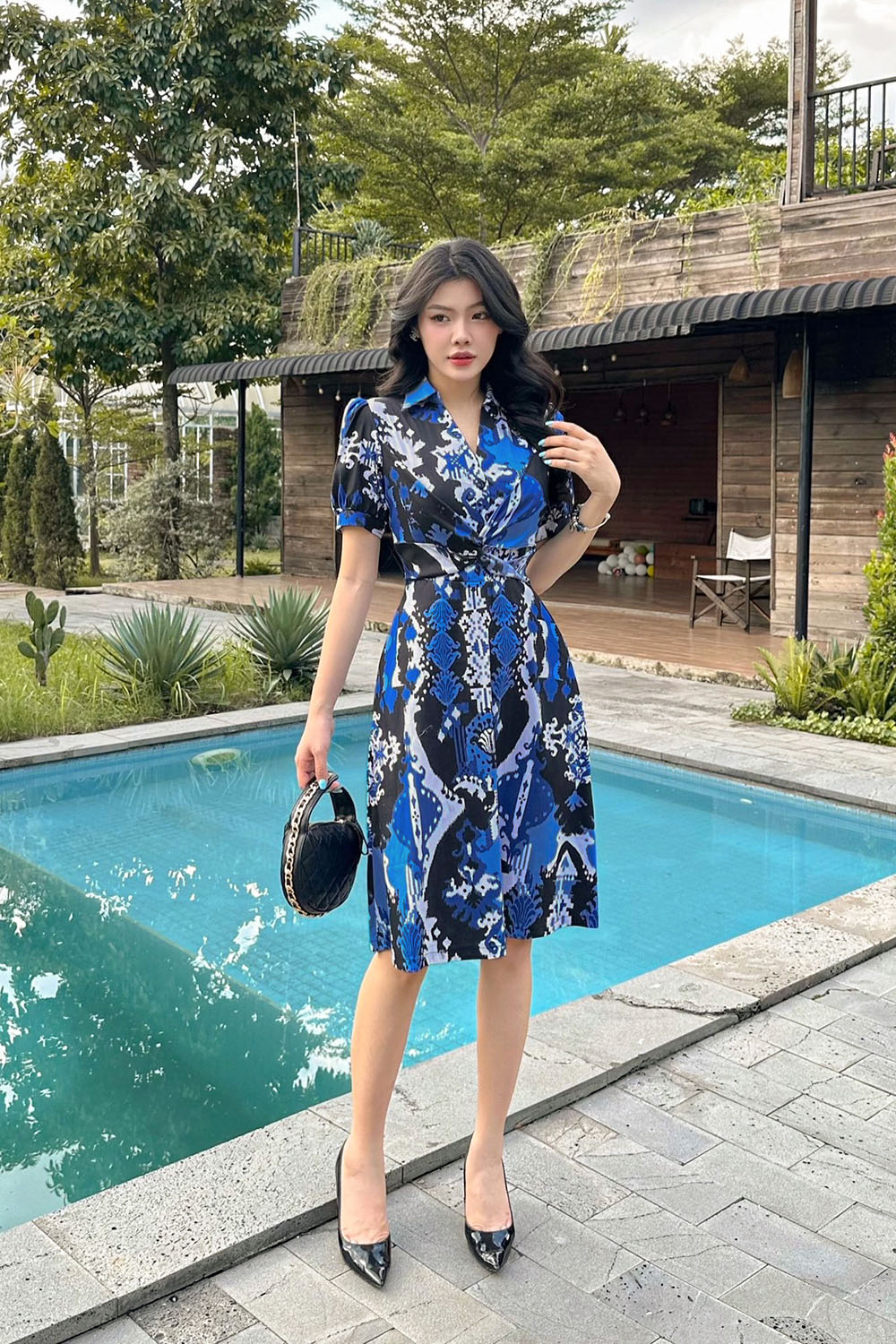 Đầm chữ A họa tiết cổ sơ mi xoắn eo