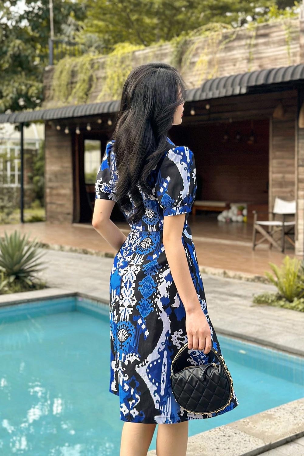 Đầm chữ A họa tiết cổ sơ mi xoắn eo