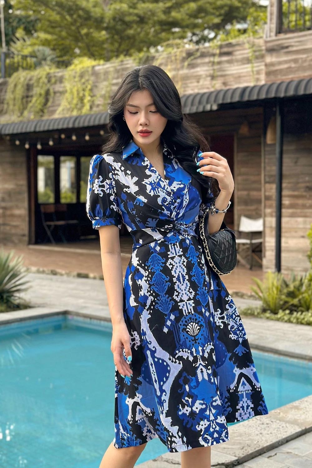 Đầm chữ A họa tiết cổ sơ mi xoắn eo