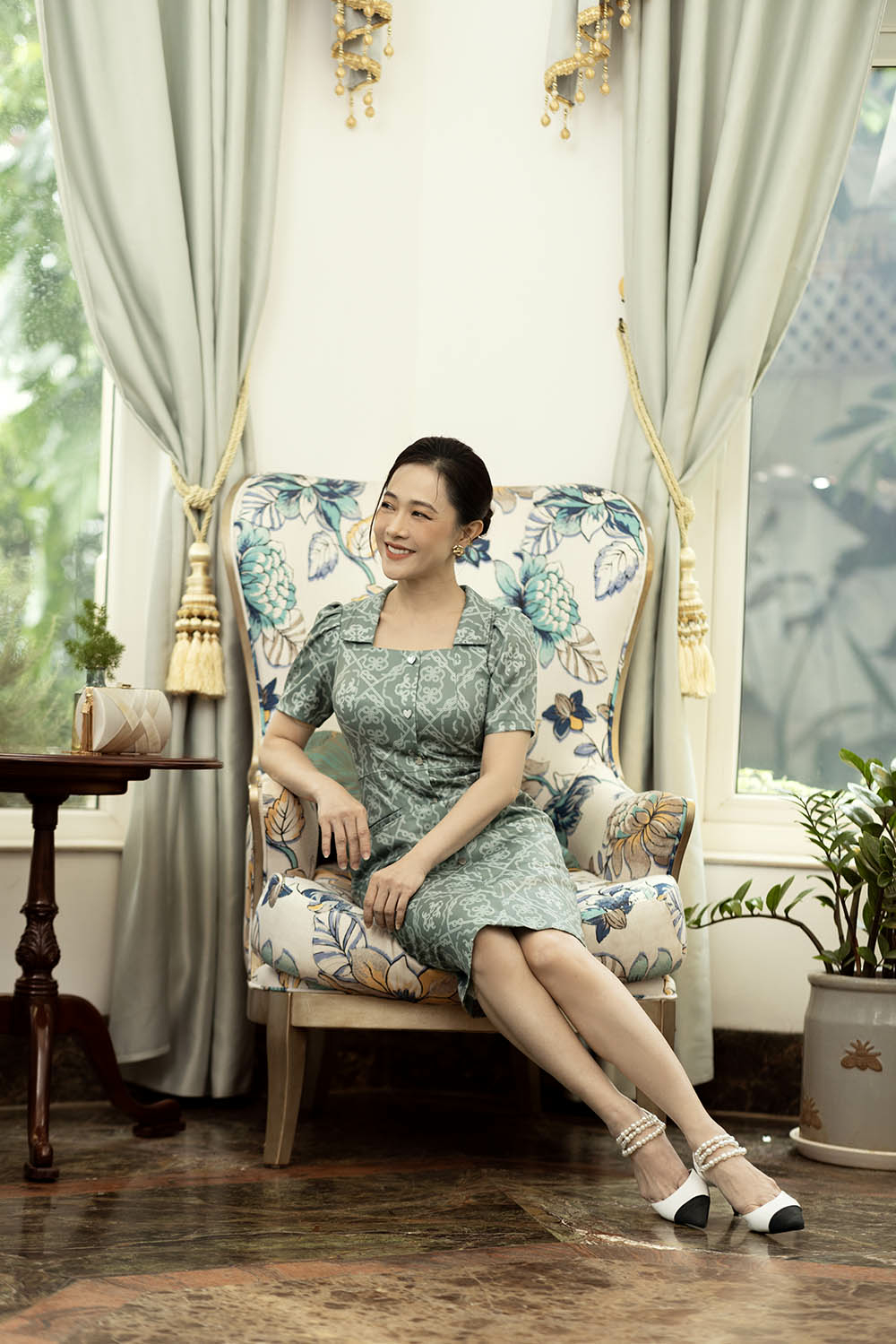 Đầm ôm body họa tiết cổ vuông cách điệu