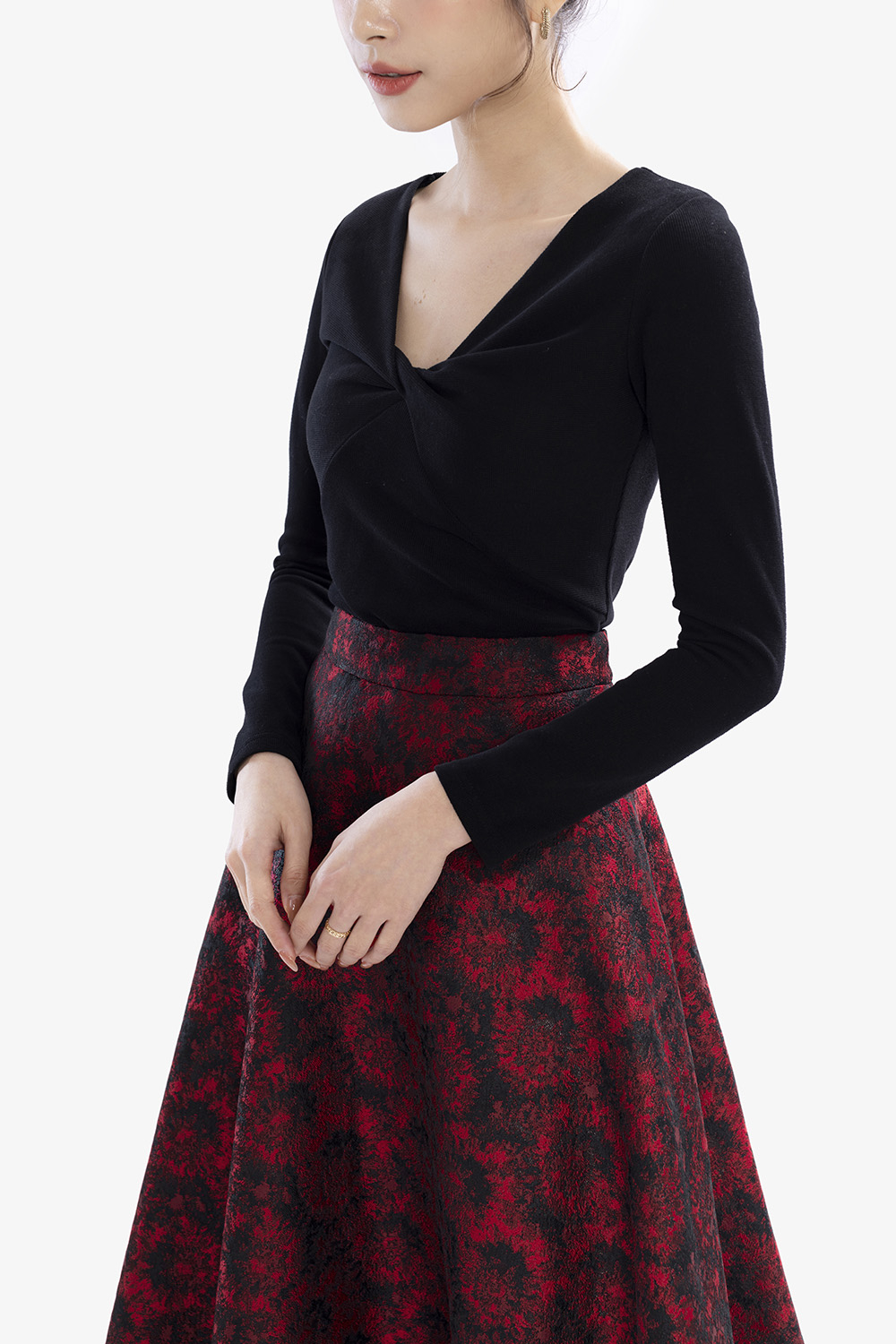 Áo thun nữ đen dáng ôm tay dài