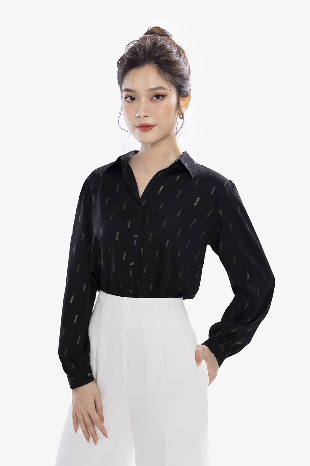 Áo sơ mi nữ màu đen họa tiết tay dài
