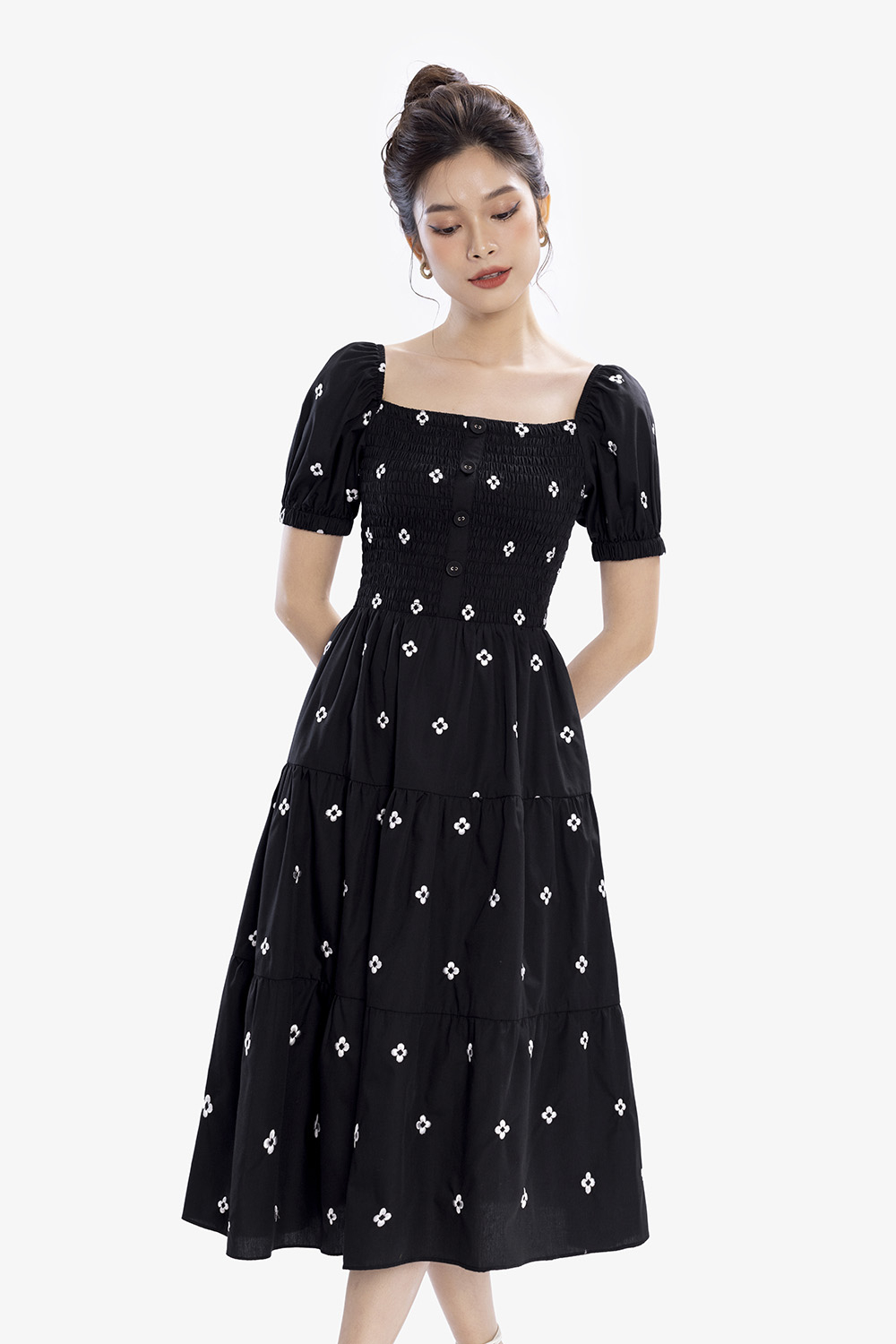 Đầm xòe đen thêu hoa nhí trắng cổ vuông