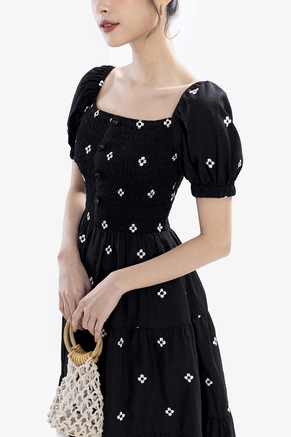 Đầm xòe đen thêu hoa nhí trắng cổ vuông