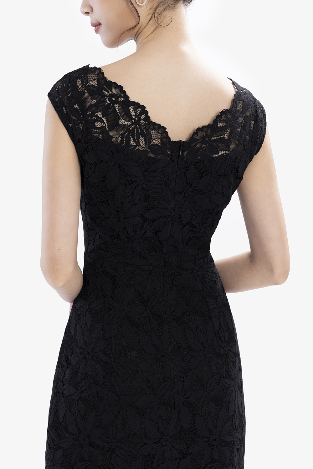 Đầm ren đen dự tiệc sát nách dáng ôm