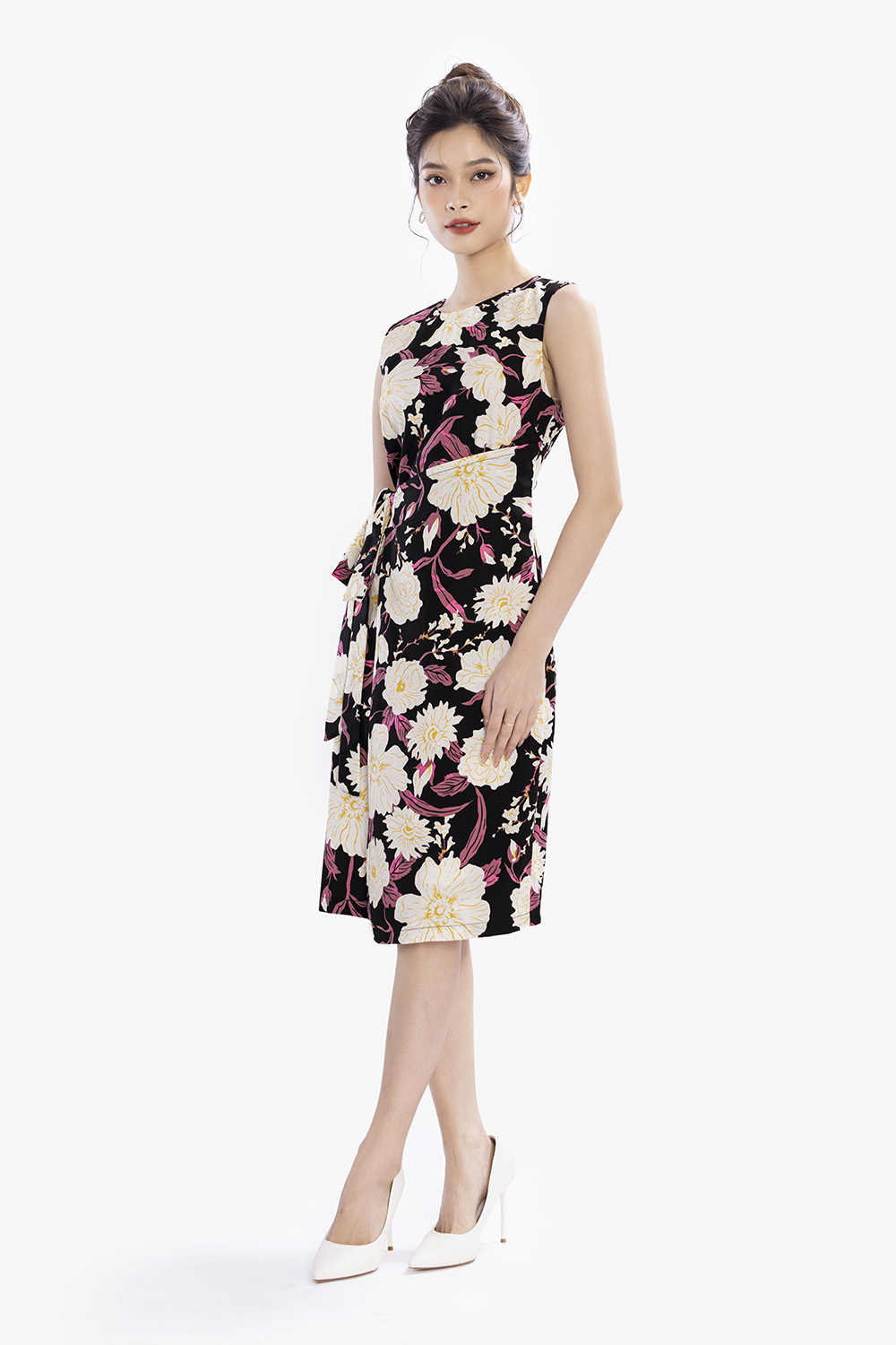 Đầm công sở đen họa tiết hoa tùng đắp chéo